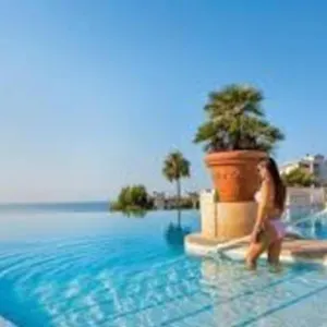 Au Sein D'une Belle De Cannes